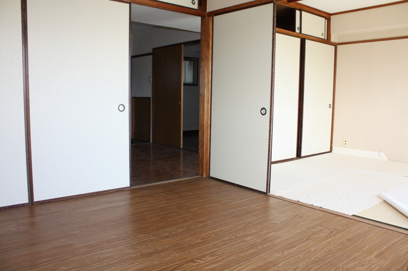 Living and room. Open to opening the door.