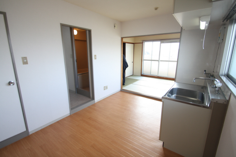 Living and room.  ※ I use a photo of the other rooms.