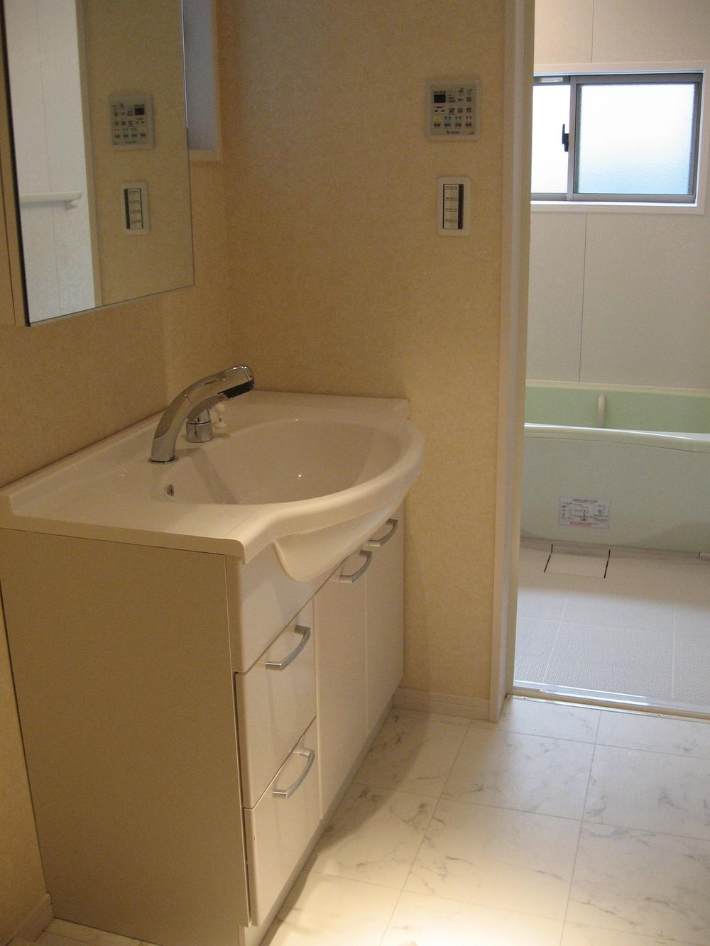 Wash basin, toilet. Local (June 2006 shooting)