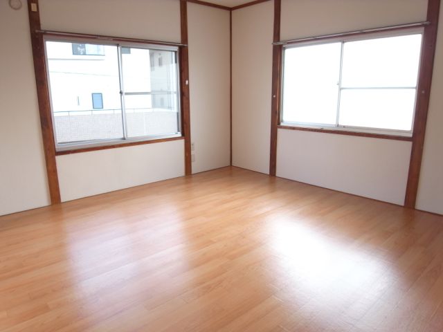 Living and room. 2F is a Western-style room