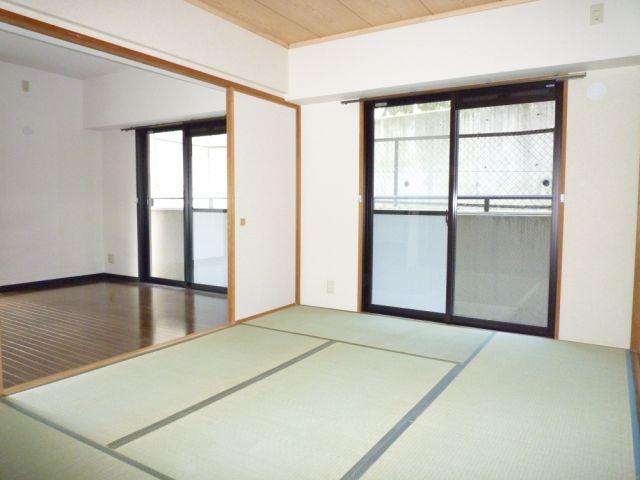 Living and room. There is also a Japanese-style room.