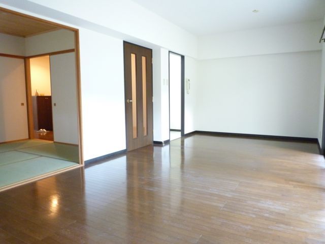 Living and room. It is also possible to use by connecting the living room and Japanese-style.