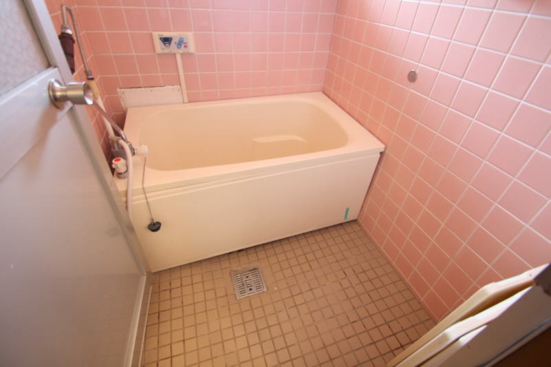Bath. Cute pink walls ☆