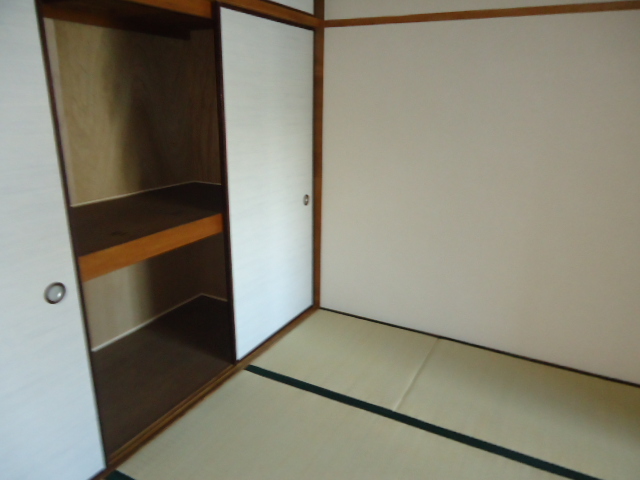 Living and room. Japanese-style room is what is also good