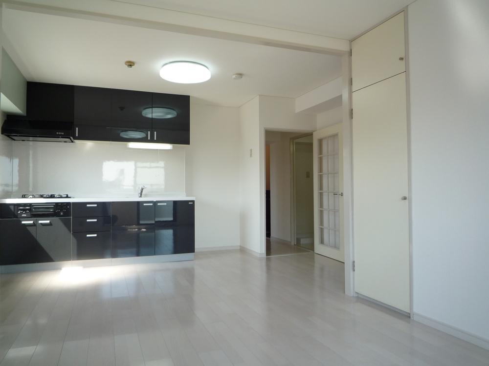 Living.  ■ 4LDK → living room was spacious and change summarized in 3LDK, Air conditioning new! !