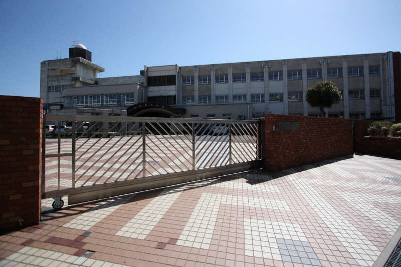 Primary school. Makinohara up to elementary school (elementary school) 210m