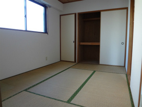 Living and room. Japanese-style room 6 quires. And many windows is bright! 