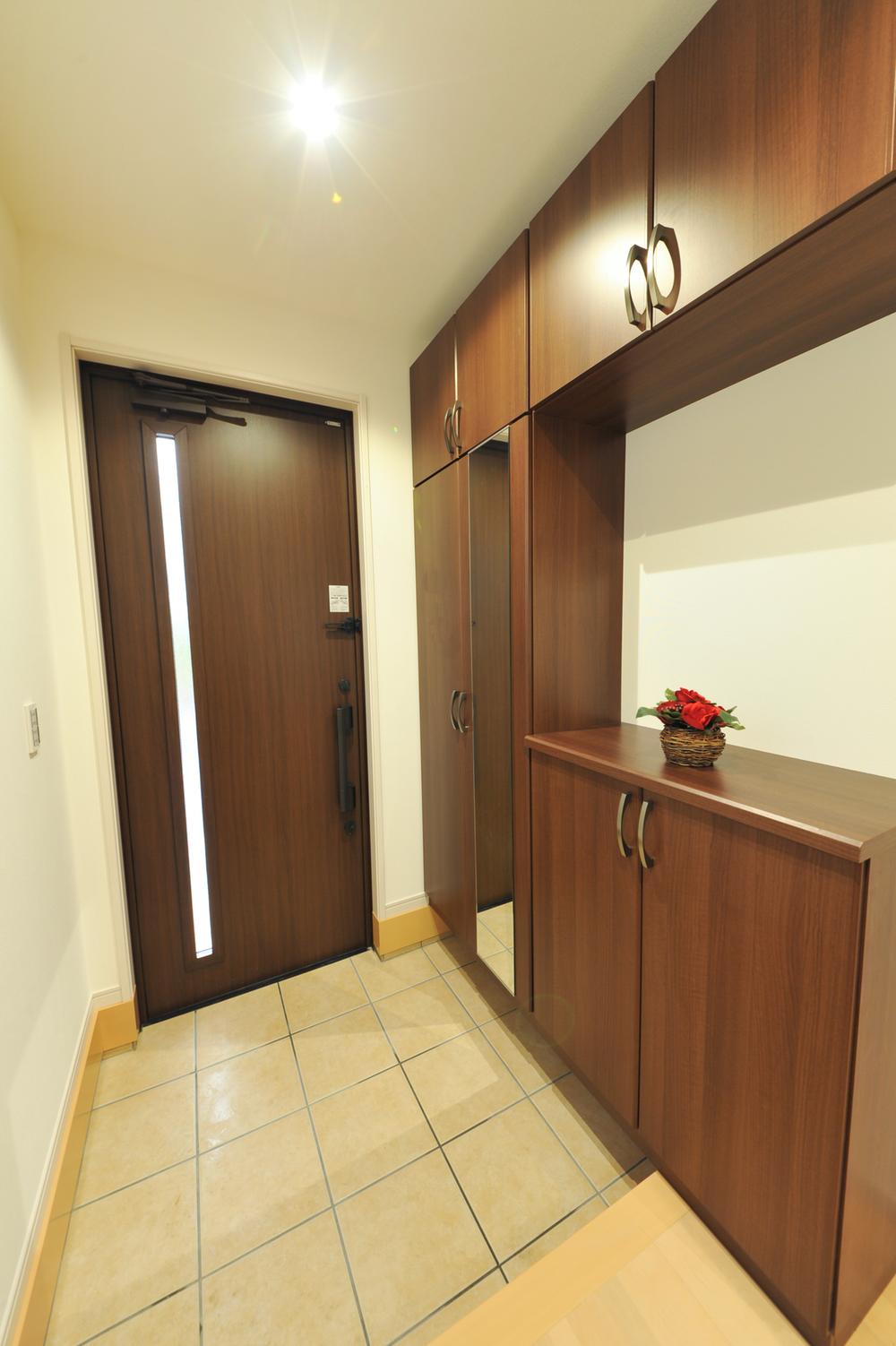 Entrance. With storage entrance of large capacity
