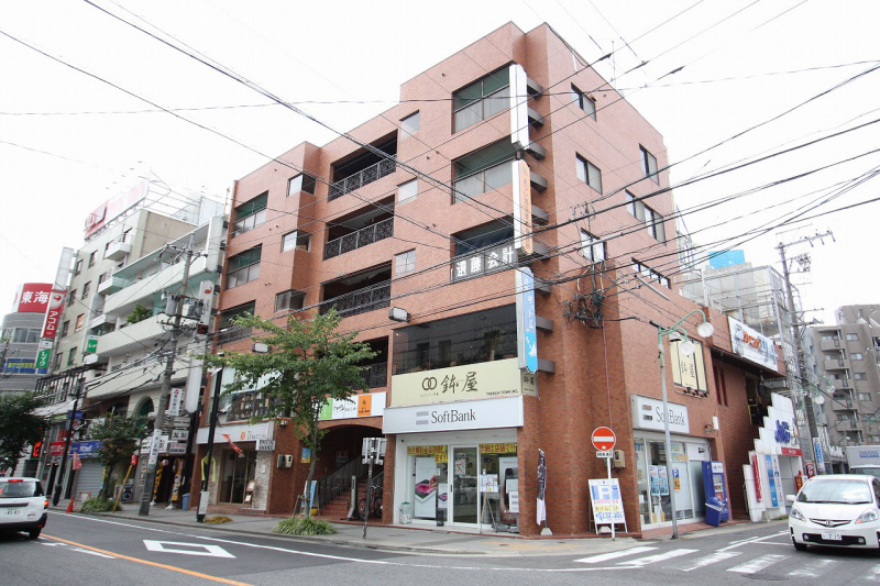 Building appearance. The third floor has become the store and offices from the first floor. 