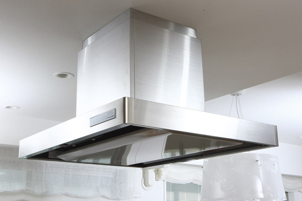 Kitchen.  [Stainless steel rectifying plate with a range hood] It was fitted with a wipe easily rectified plate oil stains, High range hood of the suction force has been adopted (same specifications)