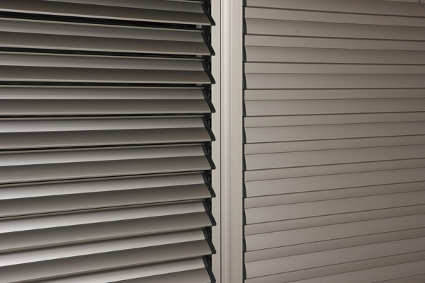 Security.  [Louver surface lattice] Adopt the louver surface grating is in the window of the shared corridor side. While ensuring ventilation if adjusting the angle of the blade, The room will be difficult to see from the outside (same specifications)