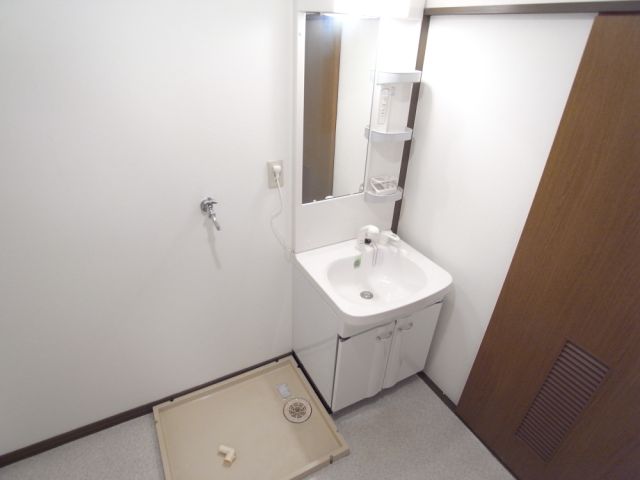 Washroom. With shampoo dresser, OK is also dressing room