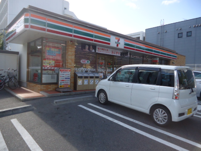 Convenience store. 700m to Seven-Eleven (convenience store)