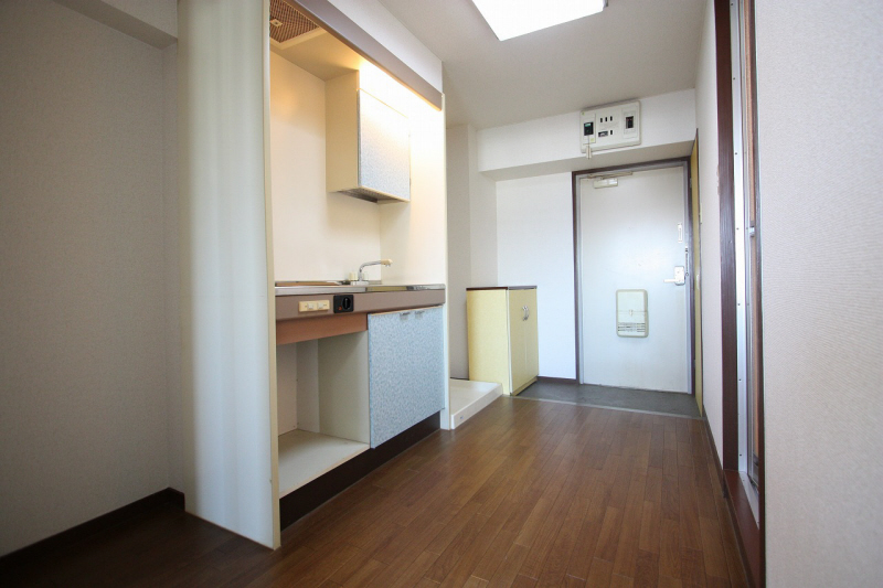 Other room space. It is a state around the kitchen. 