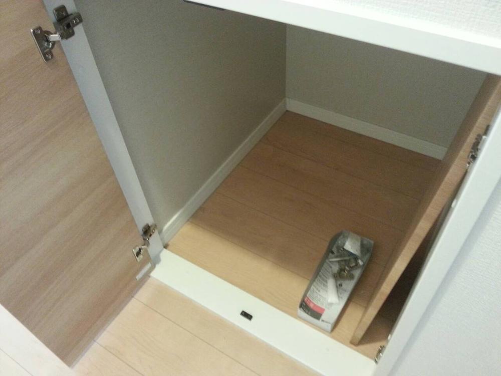 Receipt. Convenient staircase under storage!