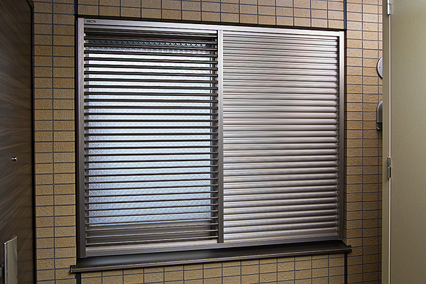 Security.  [Louver surface lattice] Shared hallway ・ alcove ・ It has been adopted in the window (except for the FIX window) facing the porch. Block the line of sight, Has also been consideration to privacy (same specifications)