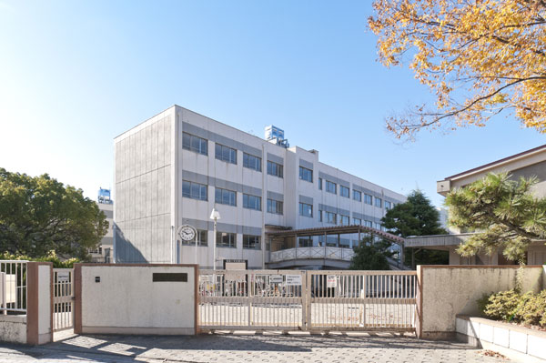 Surrounding environment. Nagoya Municipal Ithaca elementary school (about 480m)