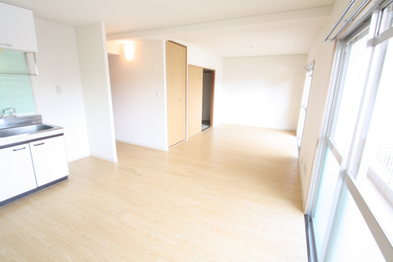 Living and room. wide! 