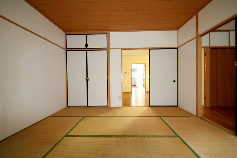 Living and room. Is a Japanese-style room. 