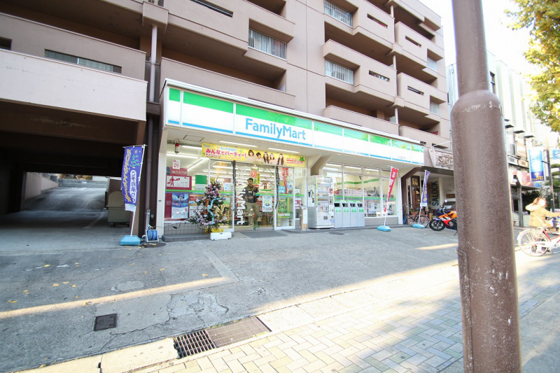 Convenience store. Family Mart (convenience store) up to 100m