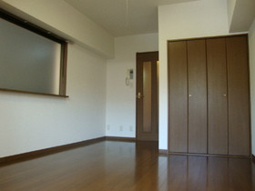 Living and room. There is a window on the side! End room ☆