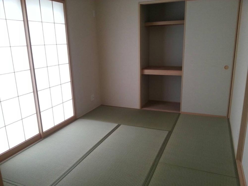 Non-living room. Living adjacent of Japanese-style room