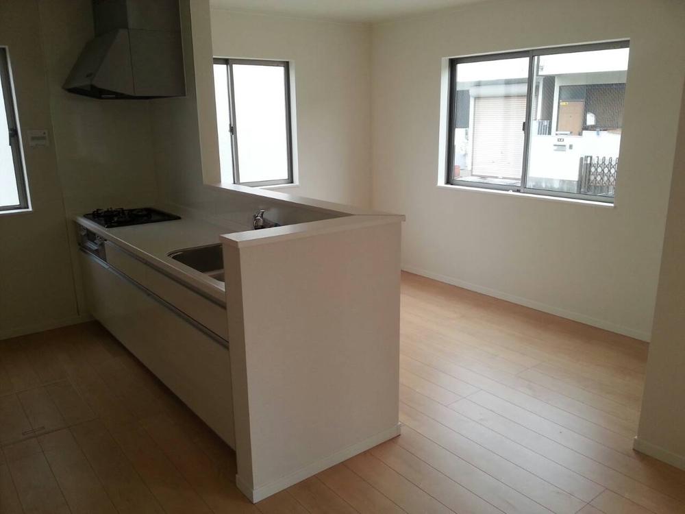Living. Popular face-to-face kitchen!