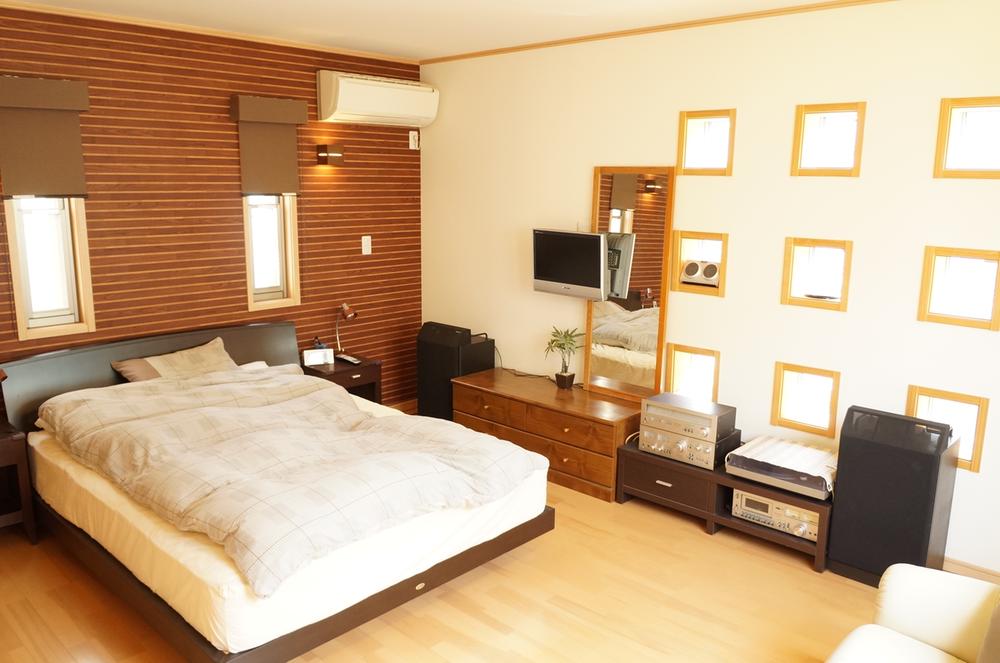 Non-living room. The main bedroom is located in spacious 10 tatami.