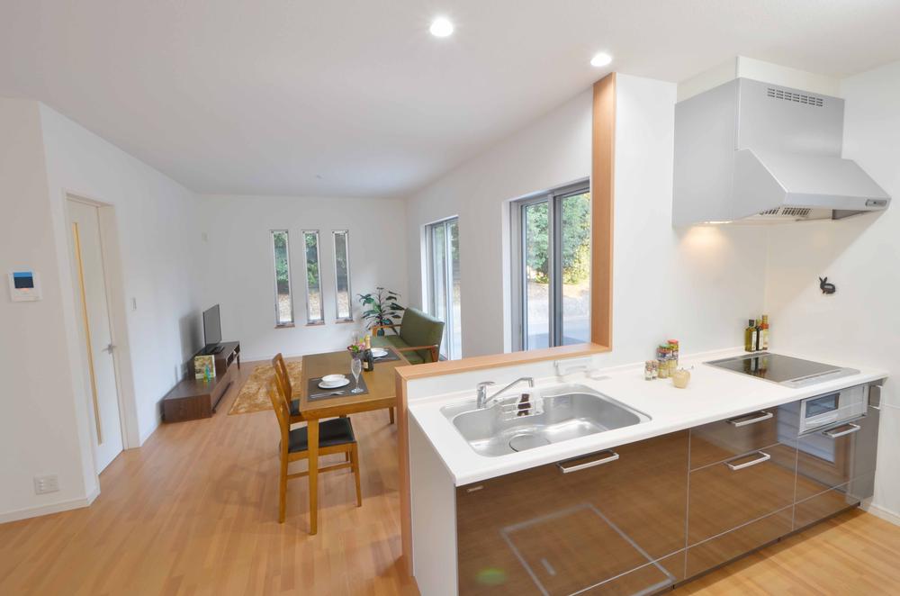 Kitchen. The kitchen is not too wide, Not too narrow, Entertain the people to cook!