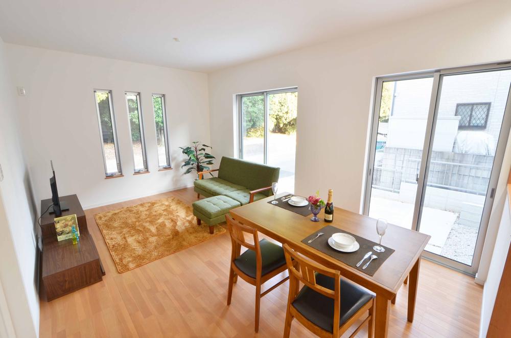 Living. White is a simple living that was the keynote. We produce a space, such as gather nature and family.