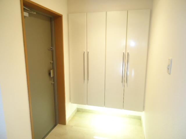 Entrance. Local (11 May 2013) Shooting