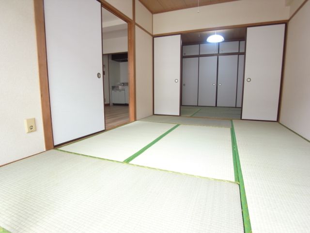 Living and room. It is good to use widely the two Japanese-style room