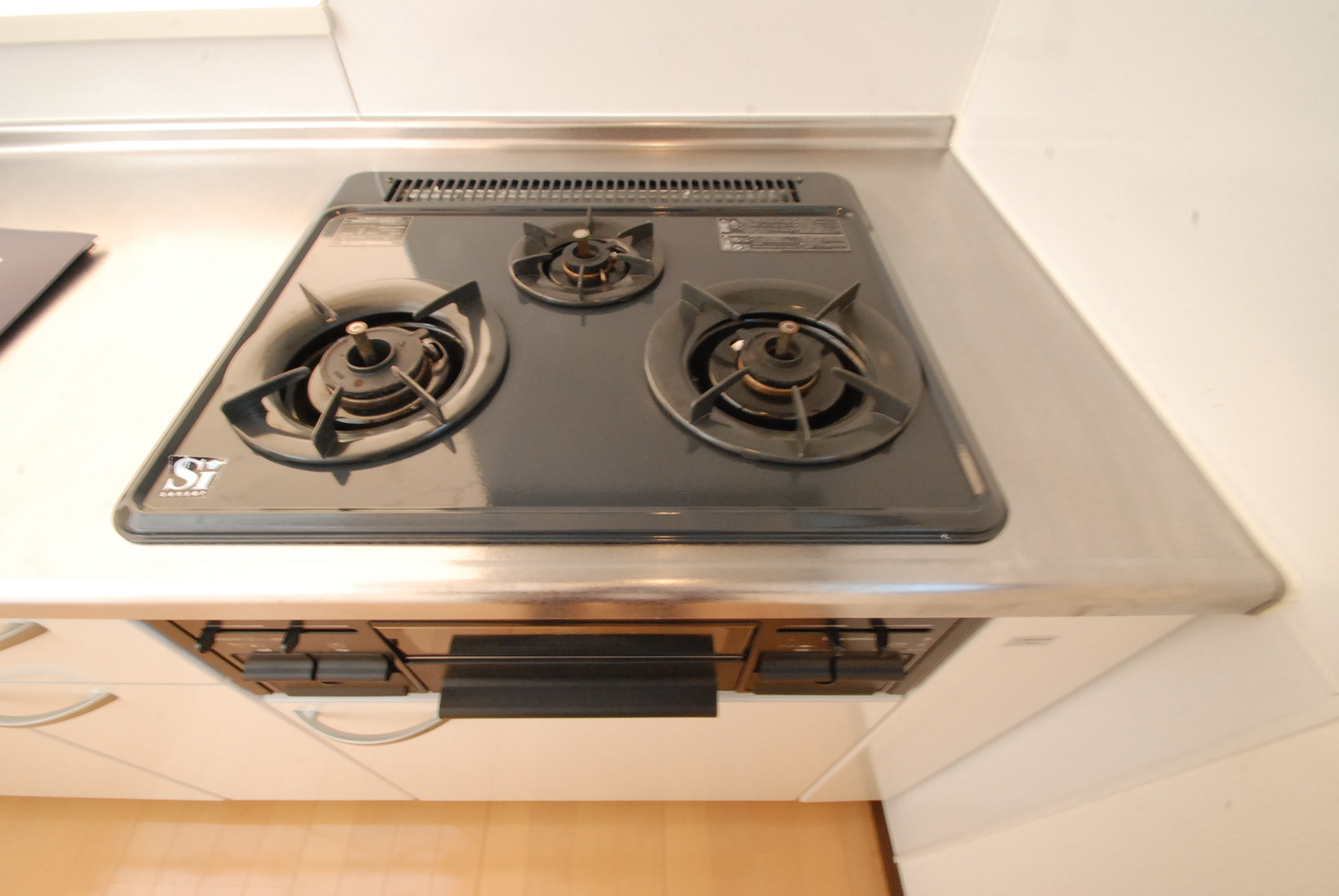 Kitchen. 3-burner stove