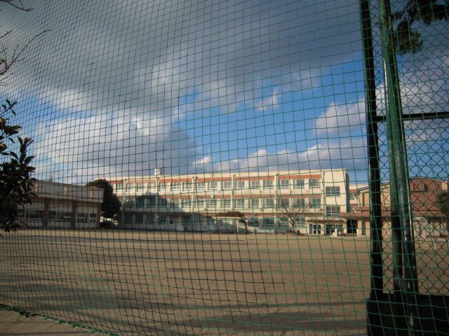 Primary school. Municipal Canare to elementary school (elementary school) 140m