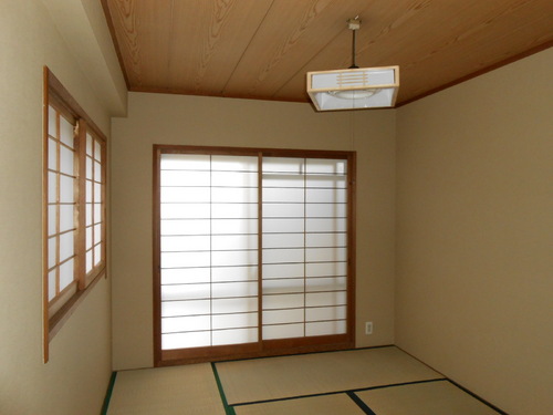 Living and room. Japanese-style room about 6.0 tatami dated subsequent to a private garden terrace