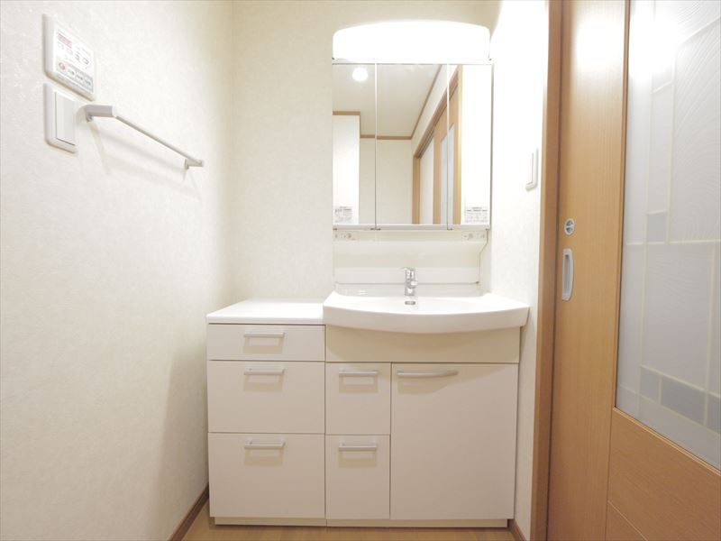 Washroom. Dressing room With separate wash basin