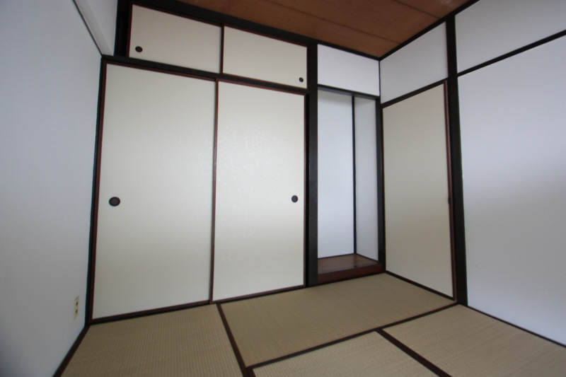 Living and room. It is the entrance next to the Japanese-style room. 