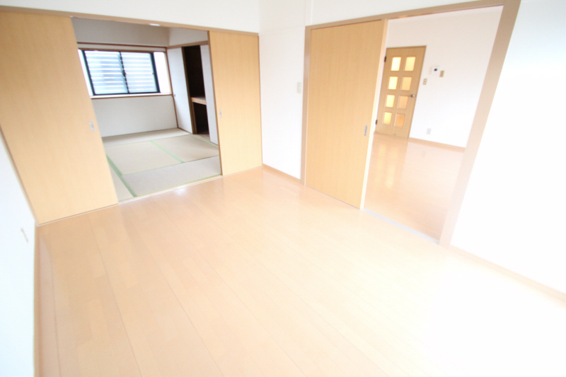 Other room space. living ・ It will lead to Japanese-style room