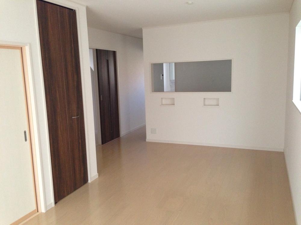 Living. Popular face-to-face kitchen!