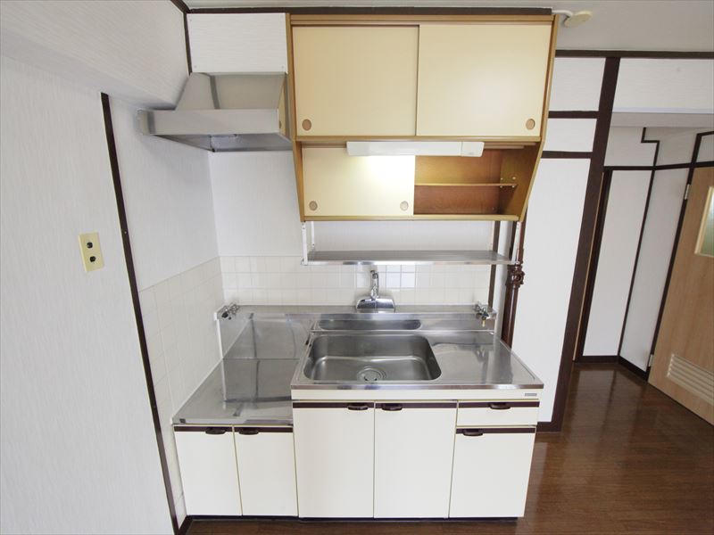 Kitchen. Kitchen (two-burner stove can be installed)