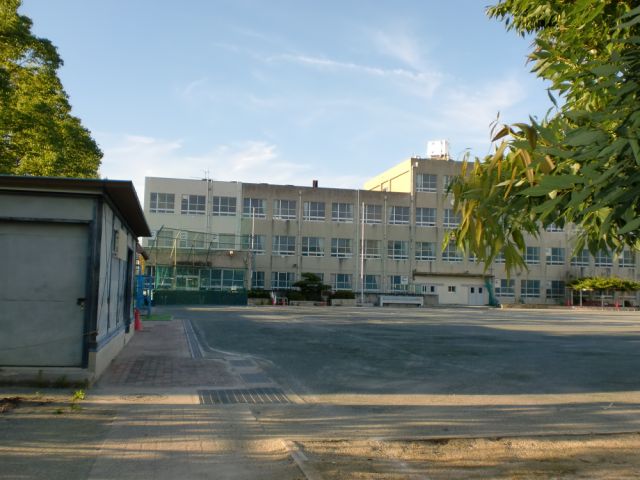 Primary school. 450m up to municipal Hongo elementary school (elementary school)