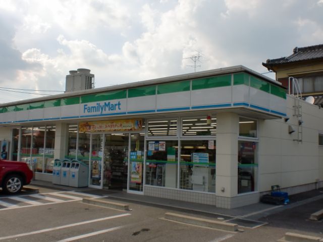 Convenience store. 430m to Family Mart (convenience store)