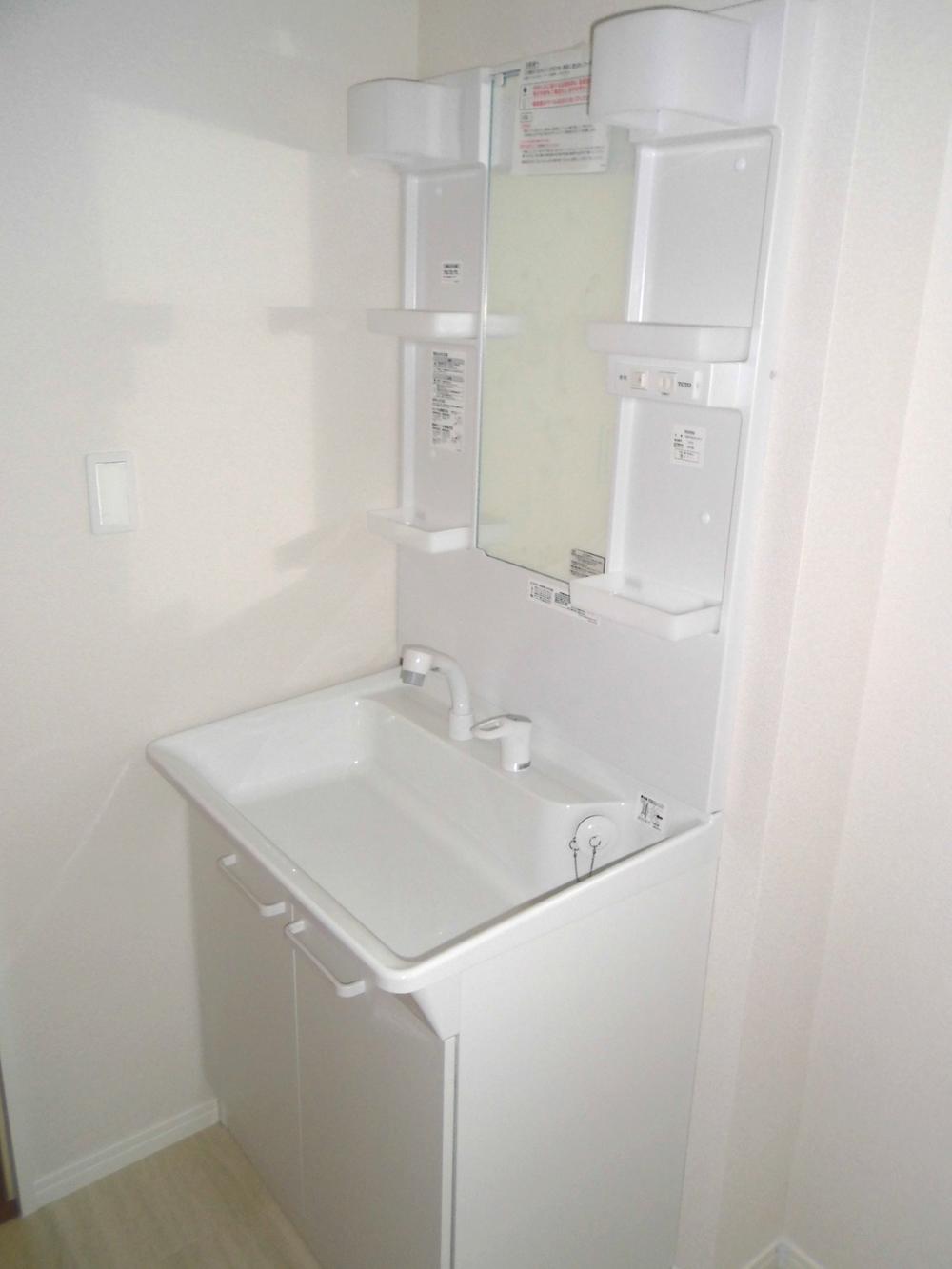 Wash basin, toilet. A Building (December 2013) Shooting