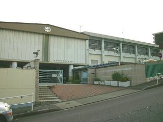 Junior high school. Inokoishi 590m until junior high school