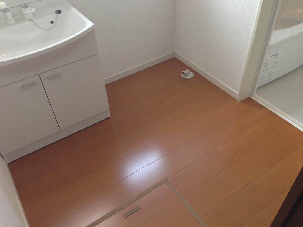 Wash basin, toilet. Washroom