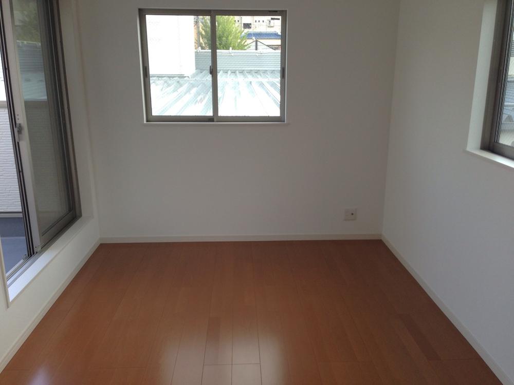 Non-living room. 6.5 Pledge Western-style is positive per in three planes lighting ・ Ventilation good!