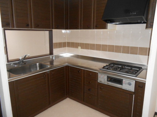 Kitchen. L-shaped with a 3-neck gas stove system Kitchen about 5.0 tatami