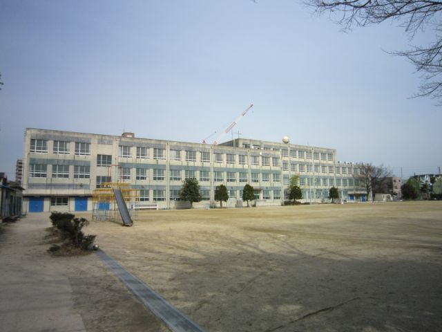 Primary school. Municipal Hikiyama up to elementary school (elementary school) 880m