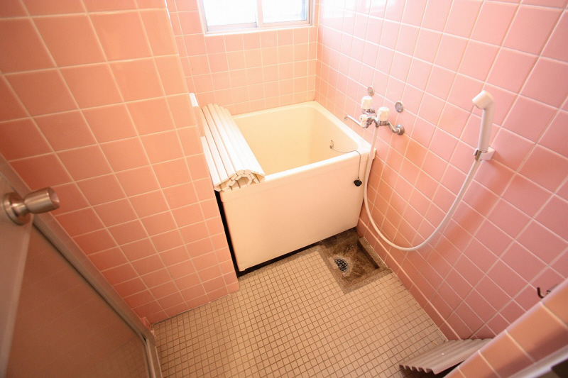 Bath. Cute bath of pink tile.