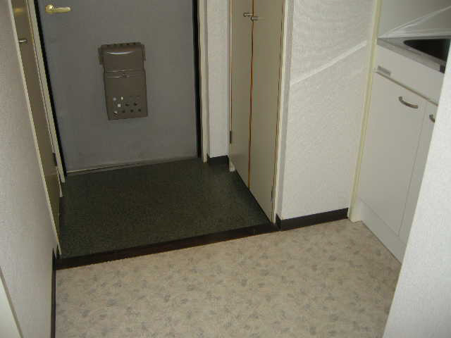 Other room space. Entrance equipped with a shoe box. 